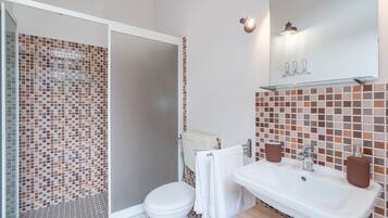 Douche, articles de toilette gratuits, sĂšche-cheveux