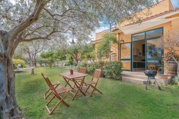 Outdoor dining - Holiday Home 'Ciumara West' with Private Terrace, Wi-Fi and Air Conditioning (Avola)