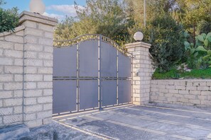 Property grounds - Holiday Home 'Ciumara West' with Private Terrace, Wi-Fi and Air Conditioning (Avola)