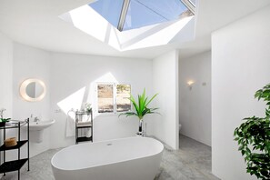 Regadera, secadora de cabello, toallas 