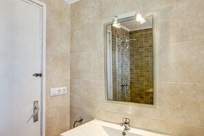 Shower, hair dryer - Apartment 'Escala Riells' with Balcony and Wi-Fi (Escala)