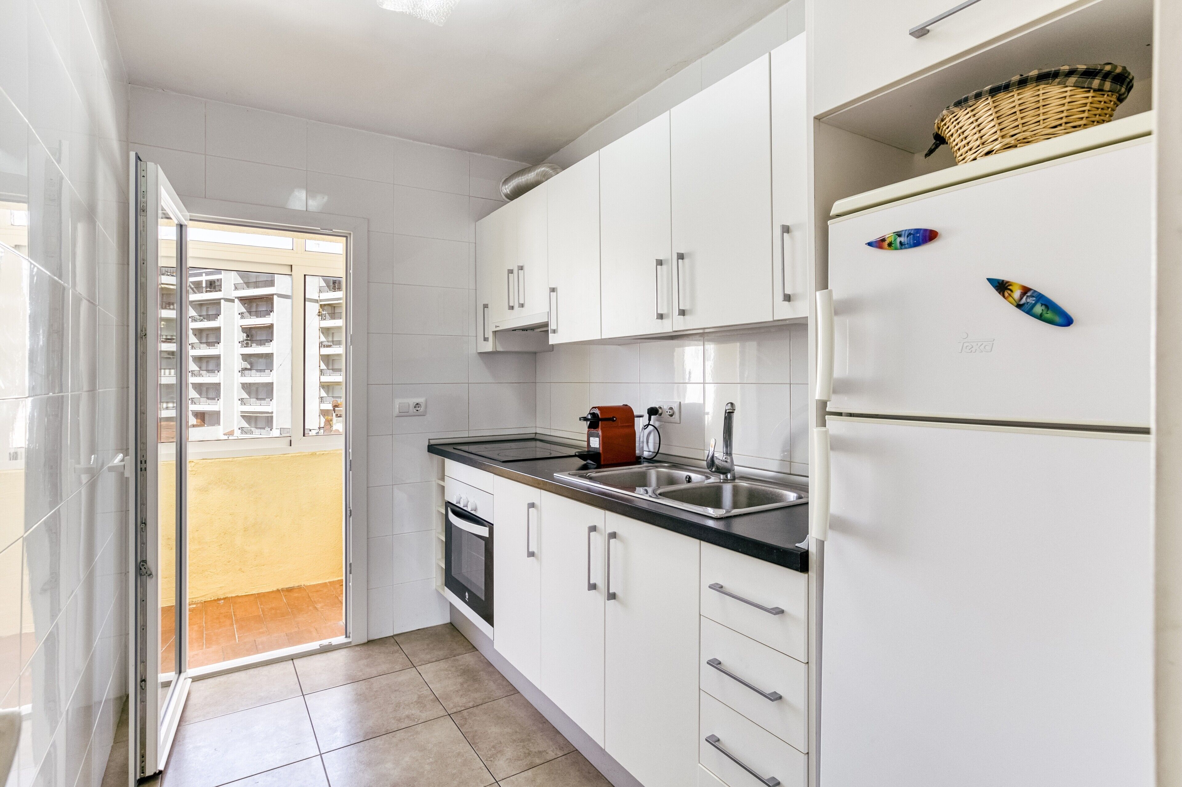 Frigorífico, microondas, horno y placa de cocina
