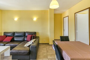 Une pièce comprenant un canapé, une table et un lit.