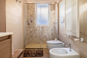 Dusche, kostenlose Toilettenartikel, Haartrockner, Handtücher