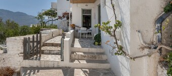 Apartment "Traditional Hora House" with Private Terrace & Air Conditioning