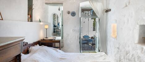 1 bedroom, bed sheets