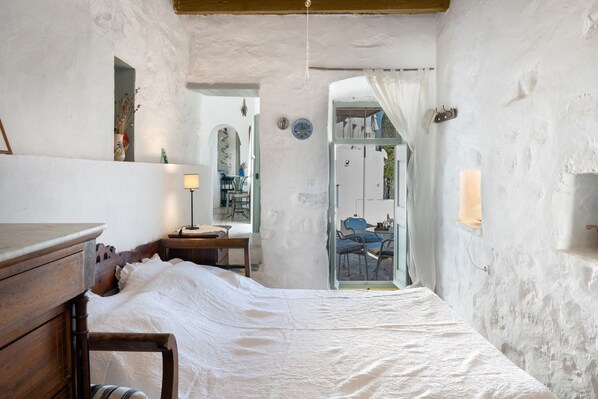 1 bedroom, bed sheets