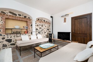4 bedrooms, iron/ironing board, free WiFi, bed sheets - Villa 'Pedduzza' with Sea View, Private Terrace and Wi-Fi (Orosei NU)
