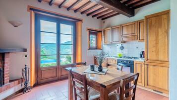 Een koelkast, een oven, een kookplaat, een koffiezetapparaat/waterkoker