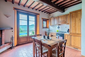 Frigorifero, forno, piano cottura, macchina per tè/caffè