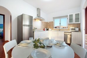 Een koelkast, een microgolfoven, een kookplaat, een vaatwasser