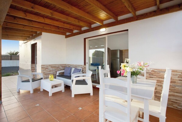 Outdoor dining - Vacation House 'Casa Daniela Lajares' with Private Terrace and Wi-Fi (Lajares)