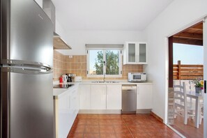 Frigorífico, microondas, placa de cocina y lavavajillas