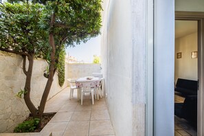 Outdoor dining - Apartment 'Casa Vacanze Colopi' with Private Garden (Gallipoli)