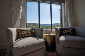 Standard Room, 1 King Bed, Mobility Accessible, Pets Allowed | Premium bedding, pillowtop beds, in-room safe, desk