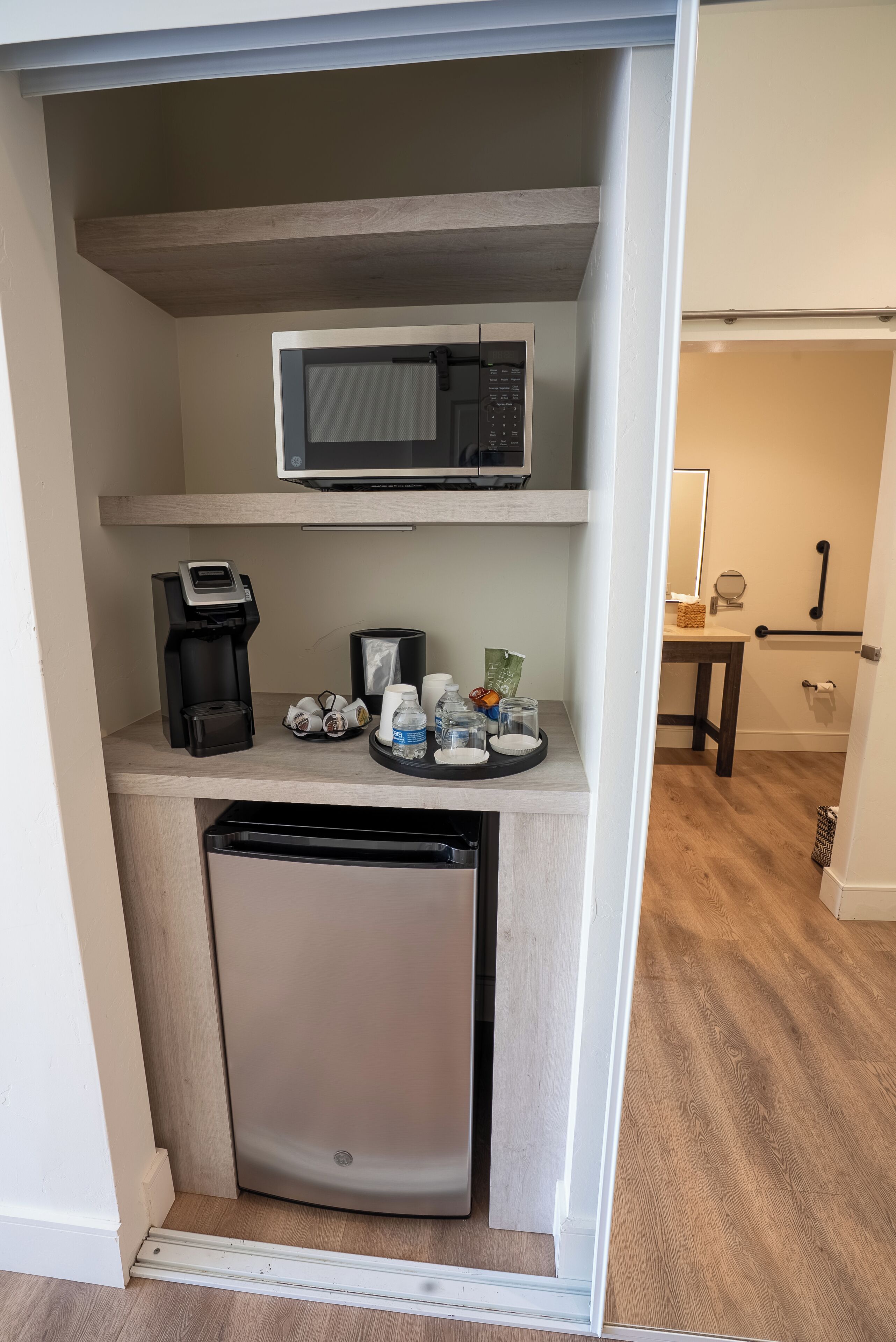 Standard Room, 2 Queen Beds, Mobility Accessible | Living area