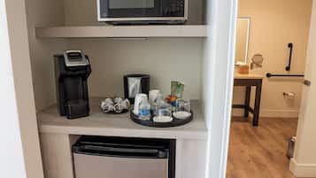 Standard Room, 2 Queen Beds, Mobility Accessible | Living area