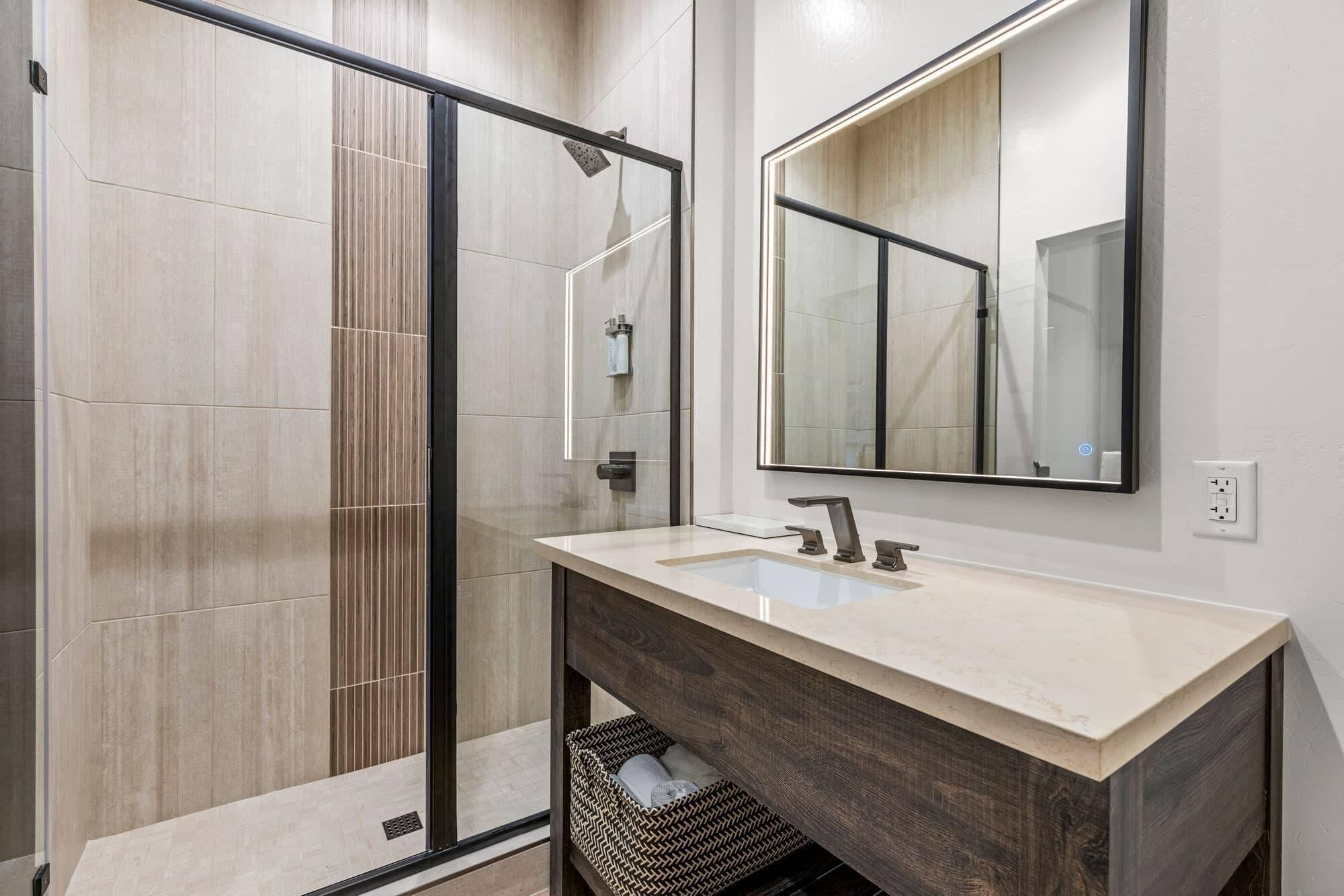 Premium-sengetøj, pengeskab på værelset, skrivebord