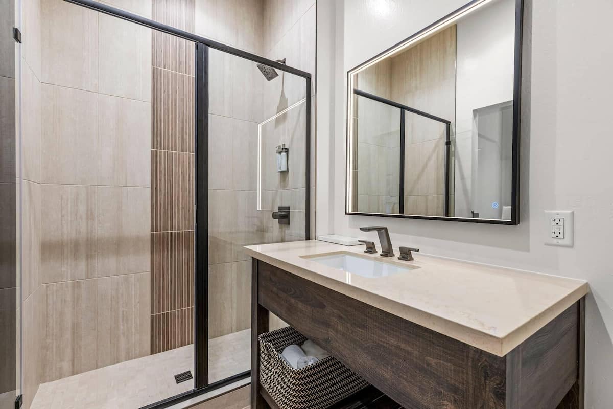 Premium-sengetøj, pengeskab på værelset, skrivebord