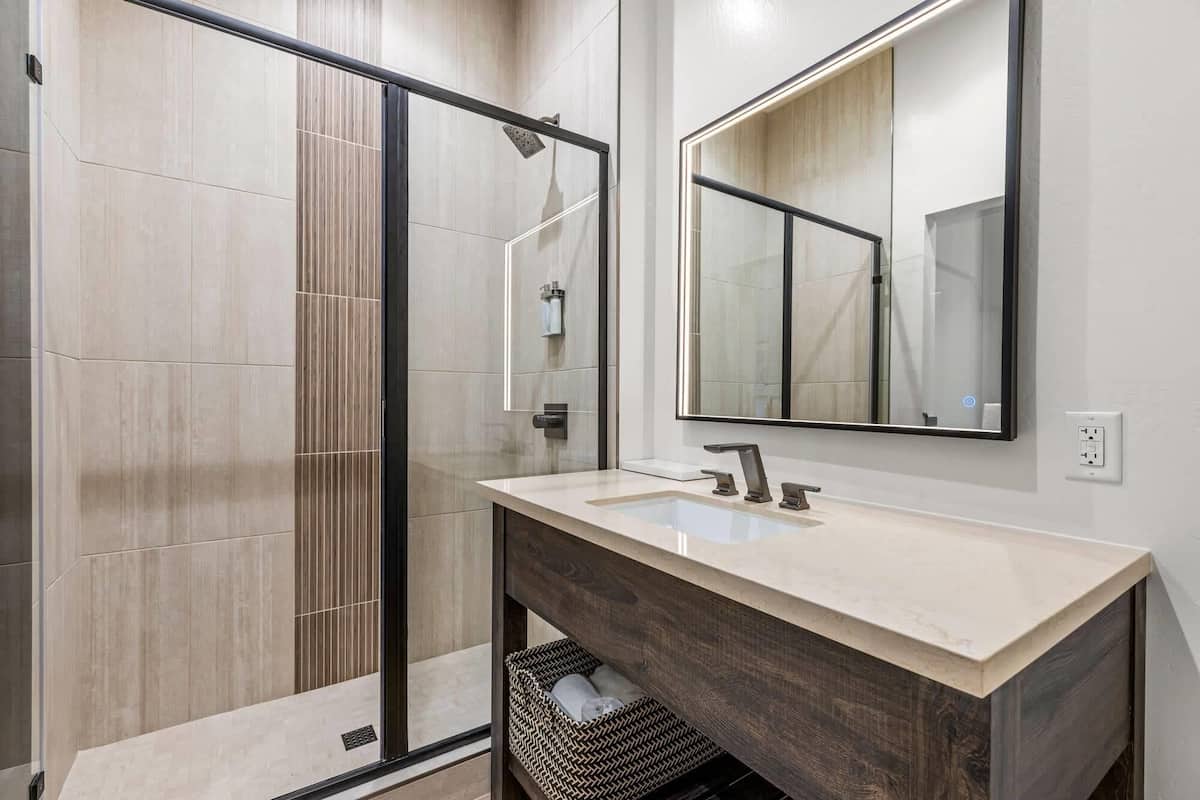 Luxe beddengoed, een kluis op de kamer, een bureau