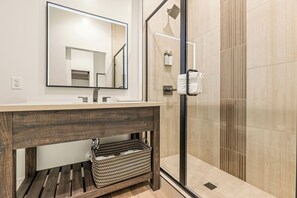 Shower, rainfall showerhead, designer toiletries, hair dryer - Taawaki Inn - Cottonwood. (Clarkdale)