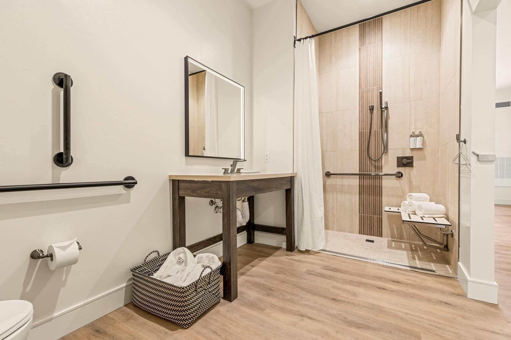 Ropa de cama de alta calidad y caja de seguridad en la habitación 