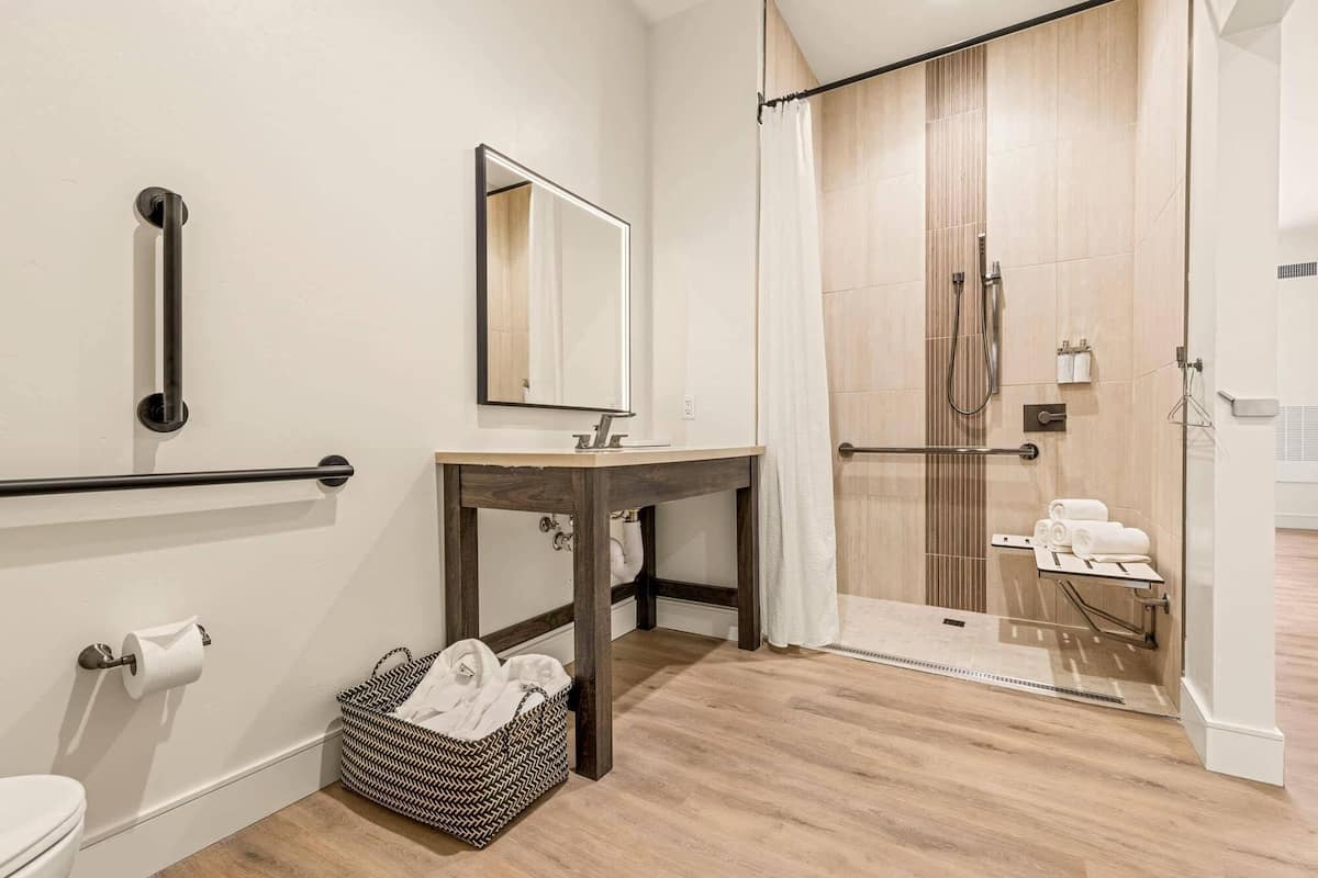 Premium-sengetøj, pengeskab på værelset, skrivebord