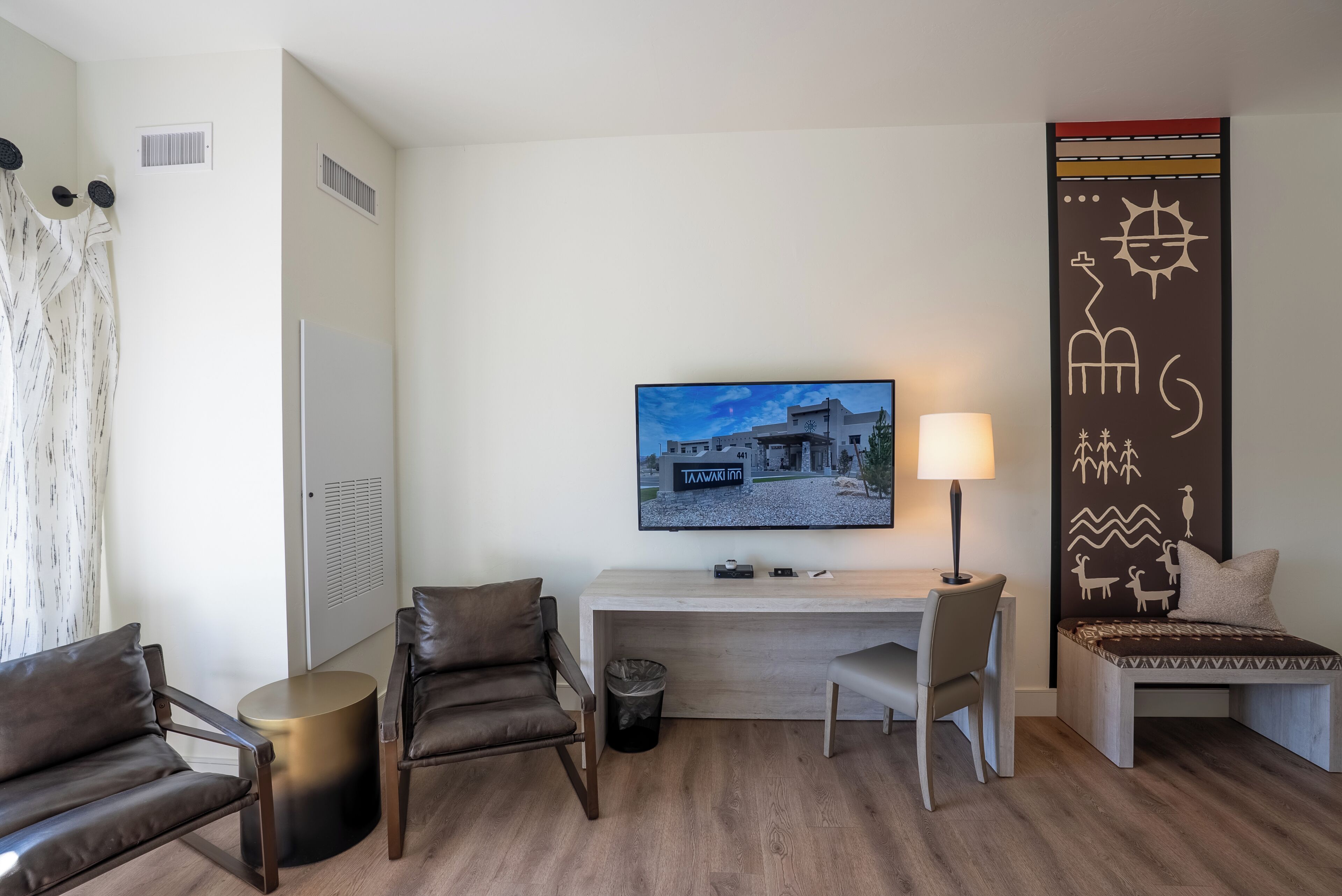 Rom – standard, 2 queensize-senger, tilpasset bevegelseshemmede | Oppholdsområde | En 55-tommers LED-TV med Parabol-TV