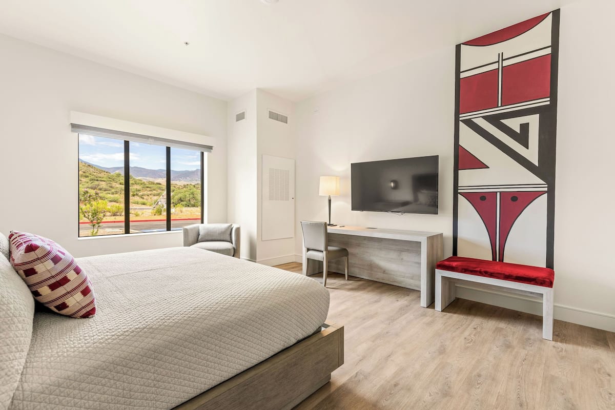 Sengetøy av topp kvalitet, safe på rommet og skrivebord