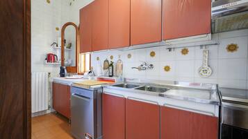 Frigorifero, forno, piano cottura, lavastoviglie