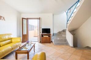 TV - Holiday Home 'La Dolce Vita Bari Sardo' with Private Terrace and Balcony (Barisardo)