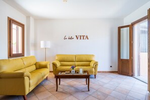 TV - Holiday Home 'La Dolce Vita Bari Sardo' with Private Terrace and Balcony (Barisardo)