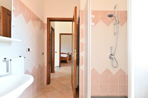 Douche, sèche-cheveux, serviettes fournies