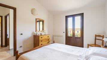 4 bedrooms, iron/ironing board, free WiFi, bed sheets