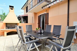 Outdoor dining - Holiday Home 'La Dolce Vita Bari Sardo' with Private Terrace and Balcony (Barisardo)