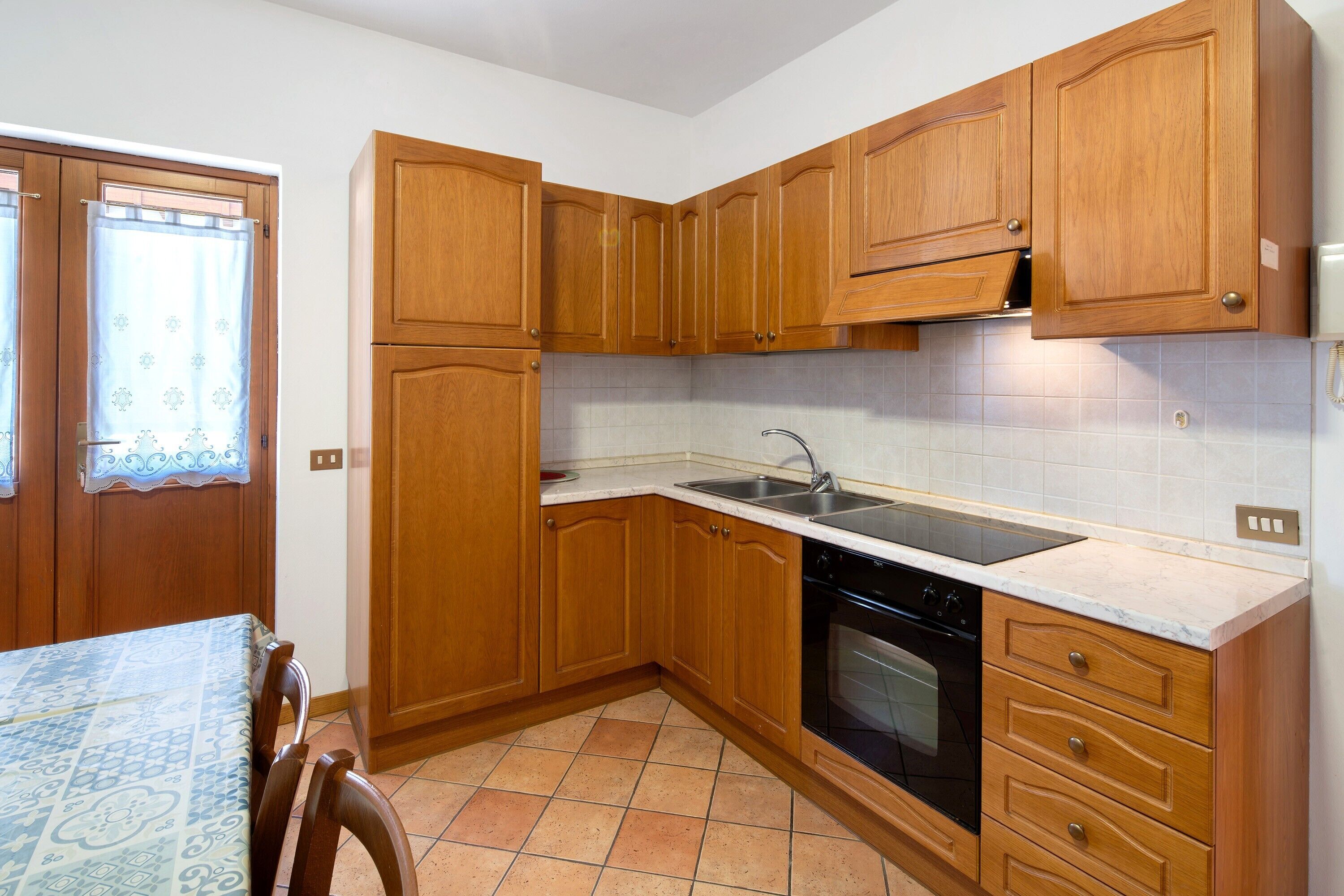 Fridge, oven, stovetop, cookware/dishes/utensils