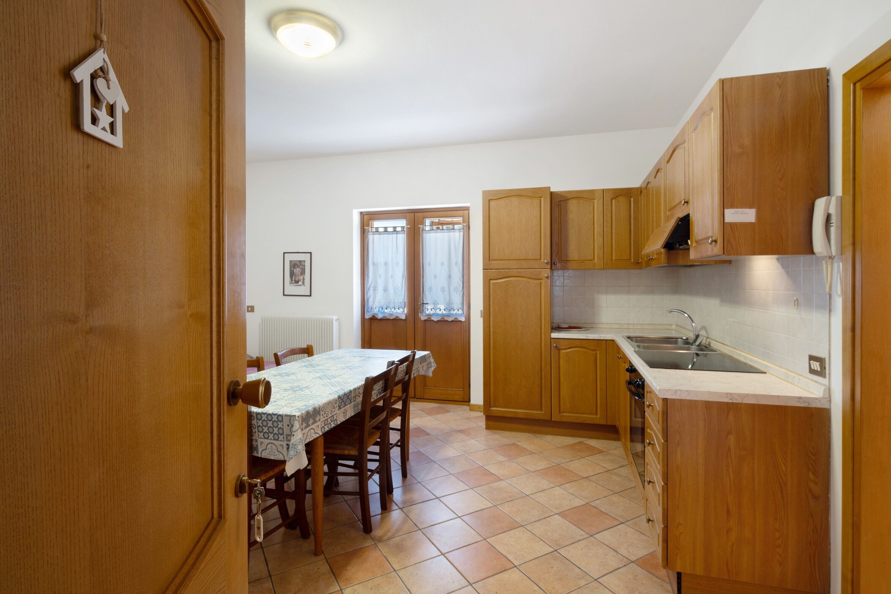 Kühlschrank, Ofen, Herdplatte, Kochgeschirr/Geschirr/Besteck