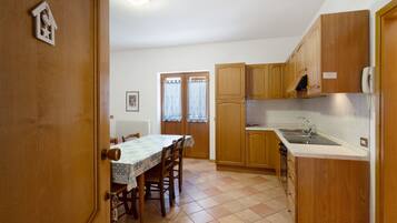 Kühlschrank, Ofen, Herdplatte, Kochgeschirr/Geschirr/Besteck