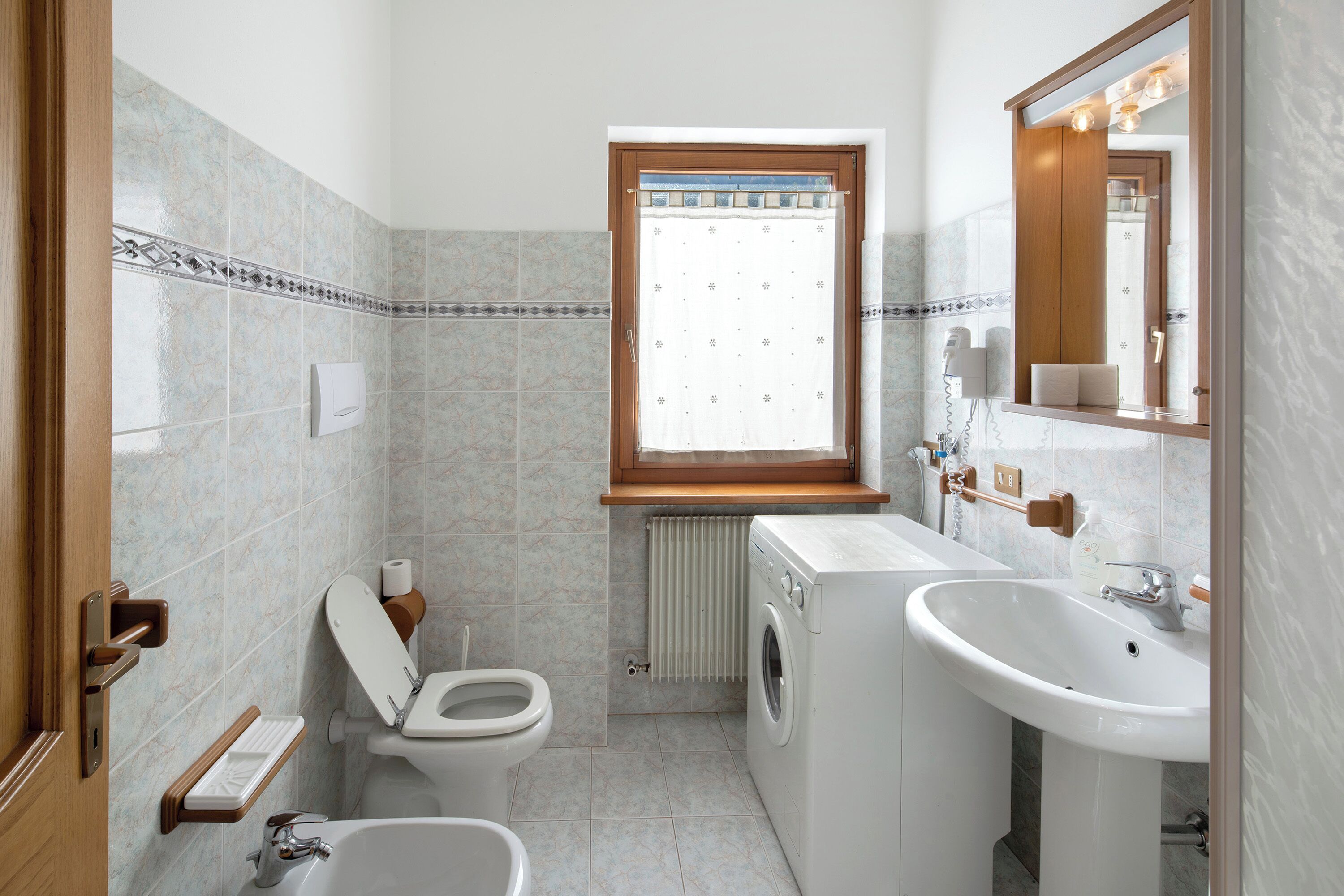 Douche, sèche-cheveux, serviettes fournies