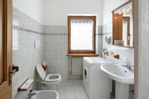 Dutxa, assecador de cabells i tovalloles 