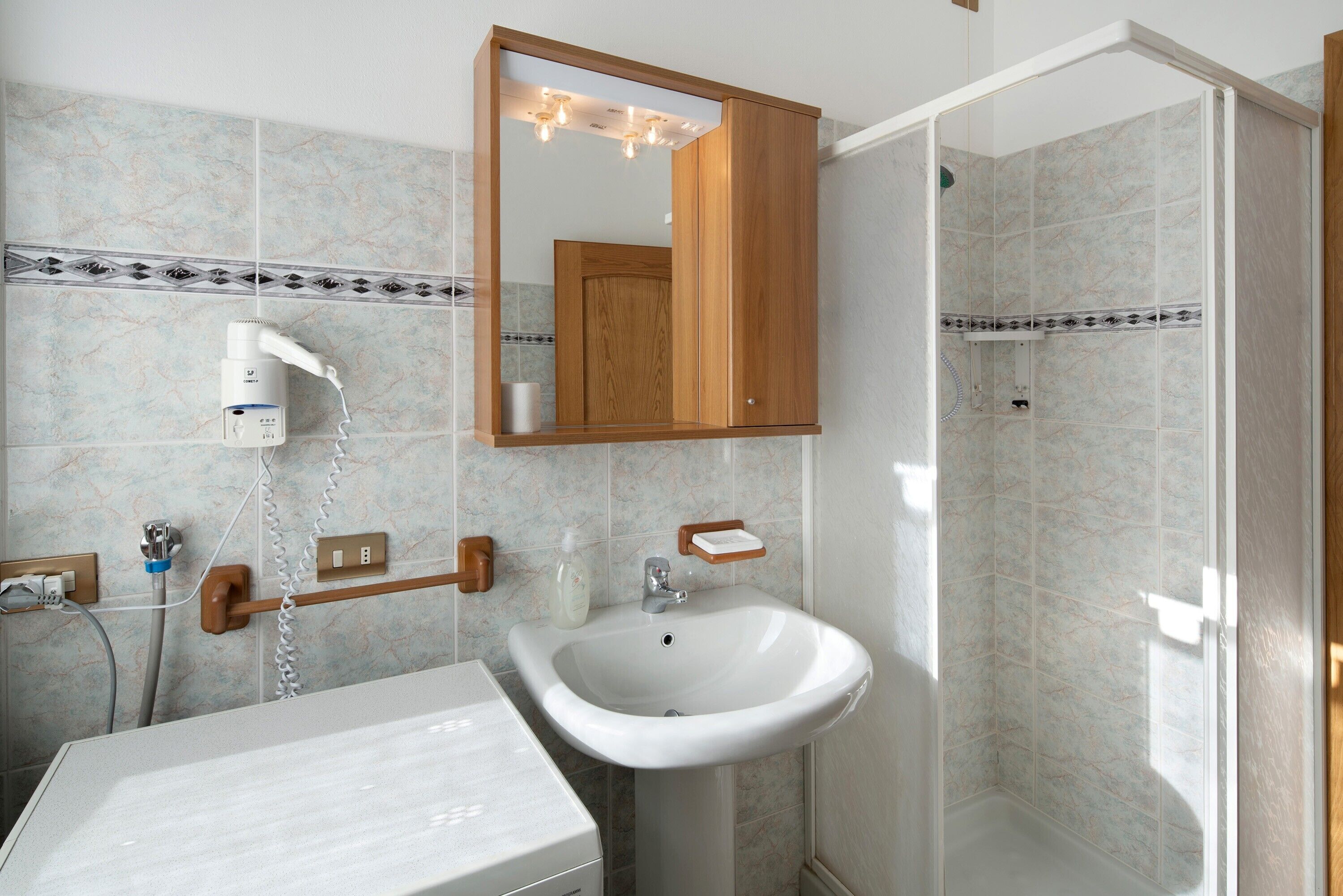 Dusch, hårtork och handdukar