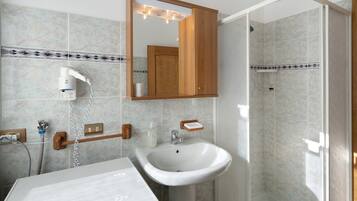 Dusch, hårtork och handdukar