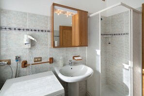 Een douche, een haardroger, handdoeken
