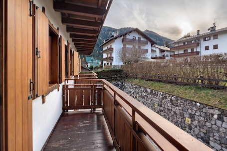 Property grounds. Apartment 'Residence Malibu Appartamento 8' with Mountain View and Wi-Fi