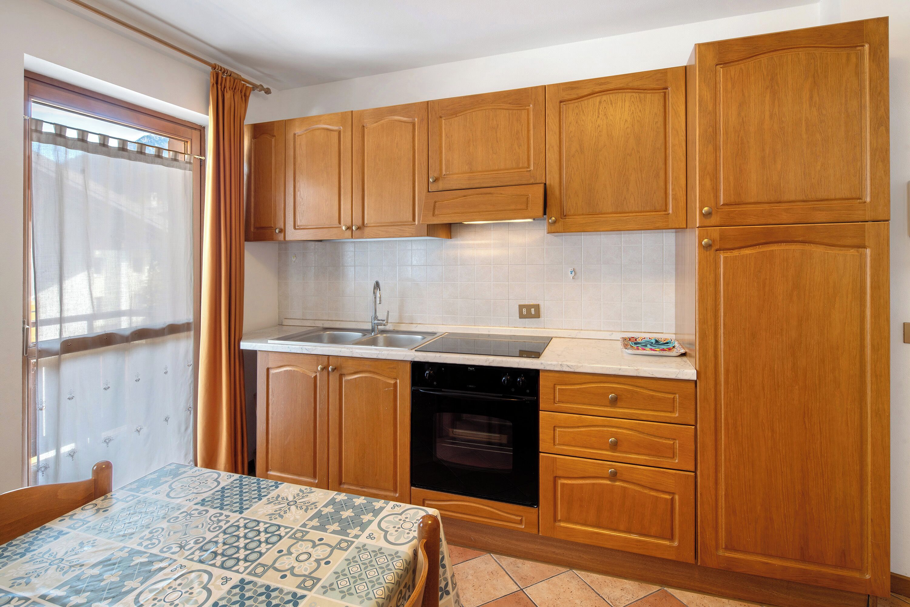 Kühlschrank, Ofen, Herdplatte, Kochgeschirr/Geschirr/Besteck