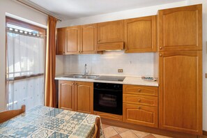 Køleskab, ovn, kogeplade, køkkentøj/tallerkener/redskaber