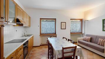 KĂŒhlschrank, Ofen, Herdplatte, Kochgeschirr/Geschirr/Besteck