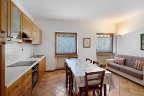 Fridge, oven, stovetop, cookware/dishes/utensils - Apartment 'Residence Malibu Appartamento 2' with Mountain View and Wi-Fi (Falcade)
