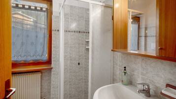 シャワー、ヘアドライヤー、タオル