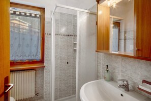 Shower, hair dryer, towels - Apartment 'Residence Malibu Appartamento 2' with Mountain View and Wi-Fi (Falcade)